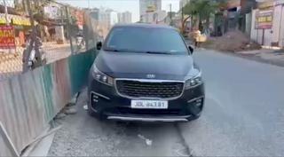 Đỗ xe chính giữa lòng đường Đại Mỗ gây tắc, tài xế còn nại "không có biển cấm"