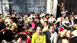 Người thân đưa cụ bà 100 tuổi thức xuyên đêm đón đoàn diễu binh, diễu hành kỷ niệm 50 năm giải phóng
