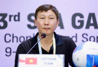 SEA Games 33: HLV Kim Sang-sik nhận thẻ vàng để bảo vệ bàn thắng cho học trò