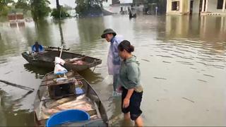 Nước sông Tích dâng cao, người dân tranh thủ bán cá chạy lũ