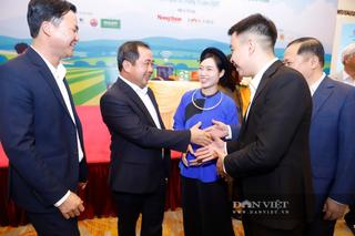 Giãi bày nỗi lòng, nông dân nở nụ cười rạng rỡ sau Diễn đàn với Bộ trưởng Bộ Nông nghiệp và Môi trường