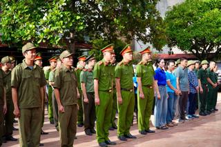 Thái Nguyên: Người dân Kha Sơn mừng rỡ khi cùng cán bộ chiến sĩ công an giải tỏa hành lang, vệ sinh môi trường