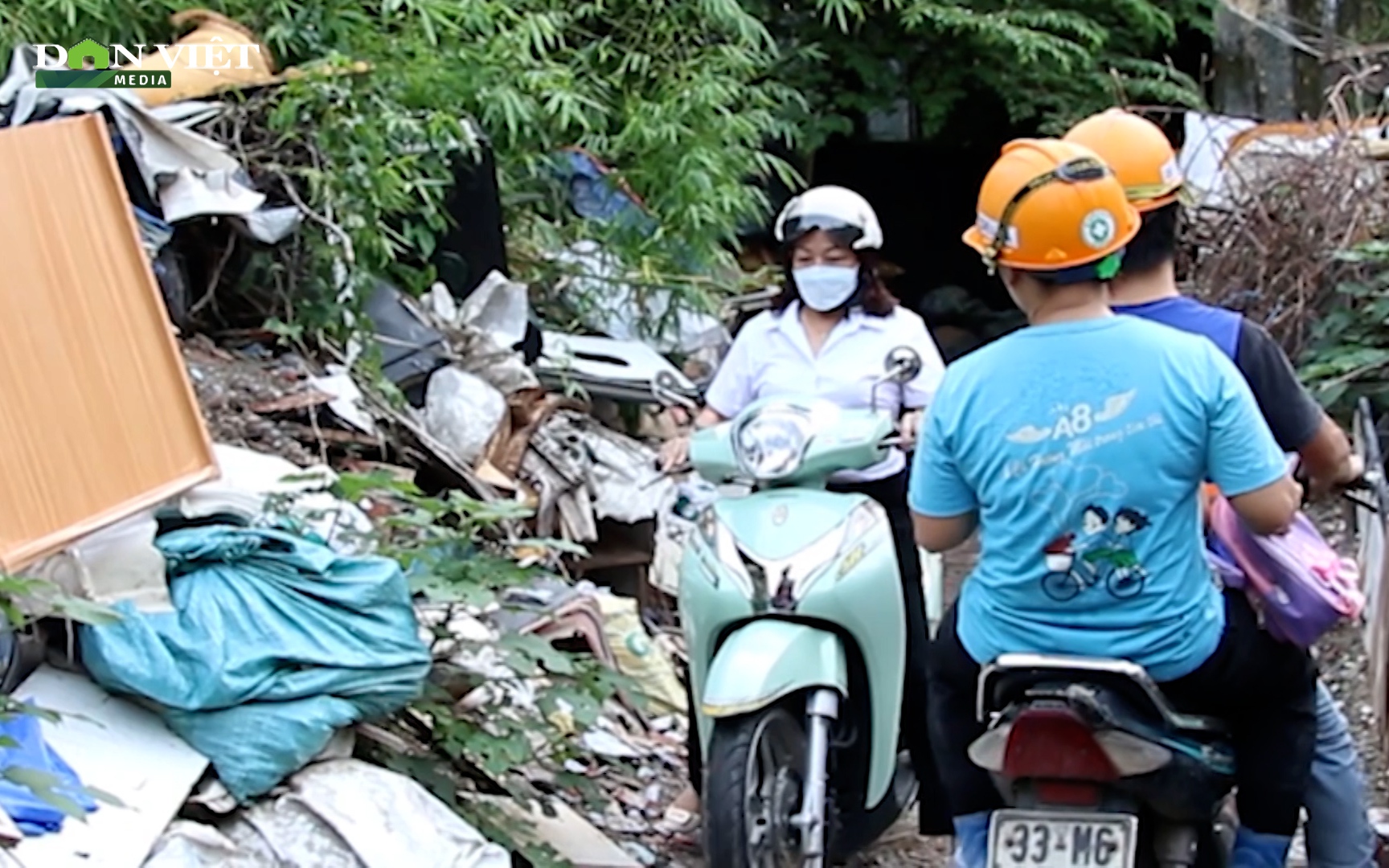 Video: Hiểm họa lan truyền dịch sốt xuất huyết từ những bãi rác tự phát ngay giữa trung tâm Thủ đô