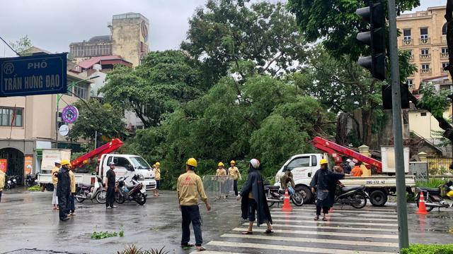 Hà Nội: Bão Yagi tiến gần, gió to mưa lớn khắp nơi, cây xanh gãy đổ ngổn ngang