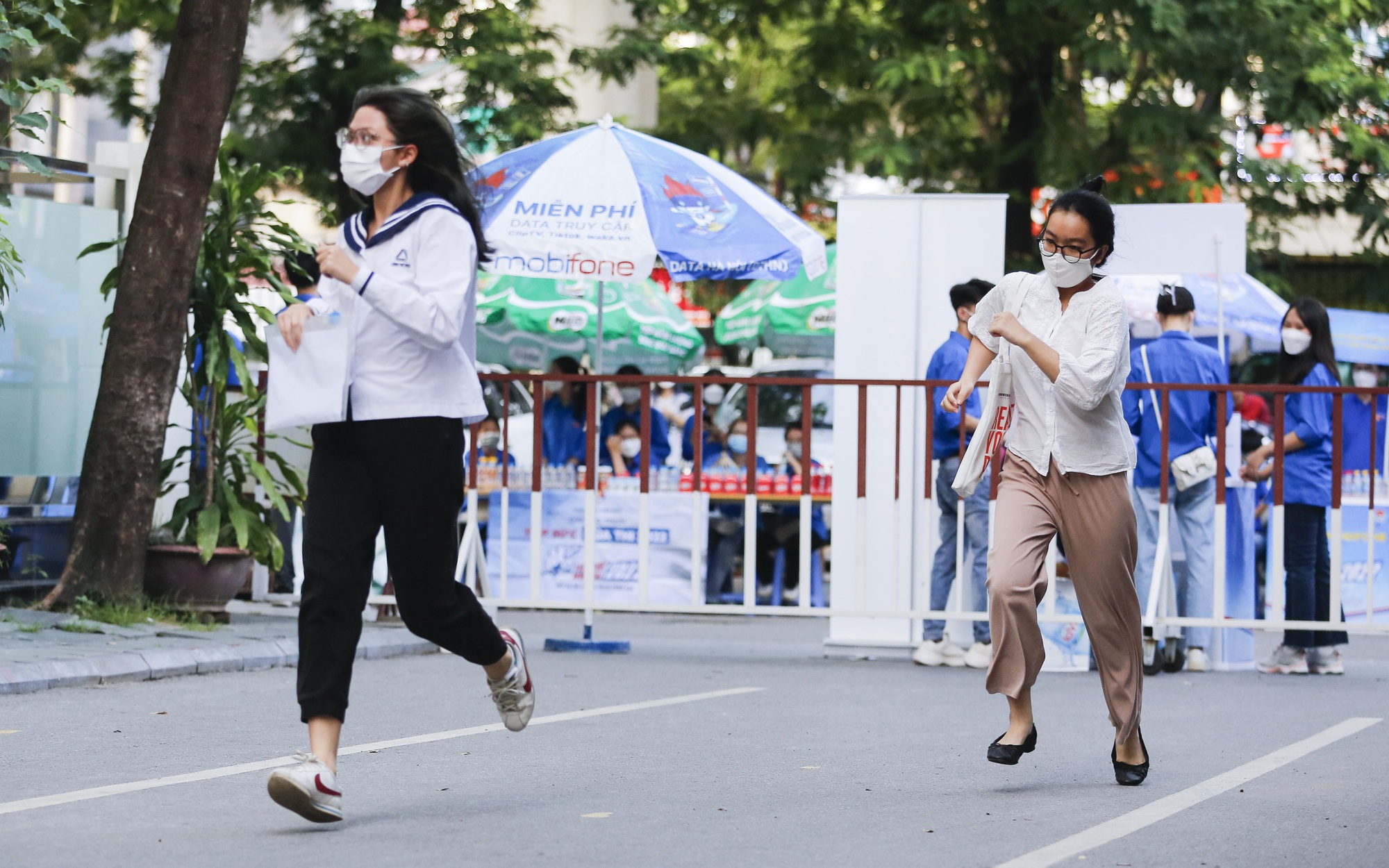 Kỳ thi tốt nghiệp THPT năm 2022: Nhiều thí sinh vội vàng, chạy thục mạng đến điểm thi