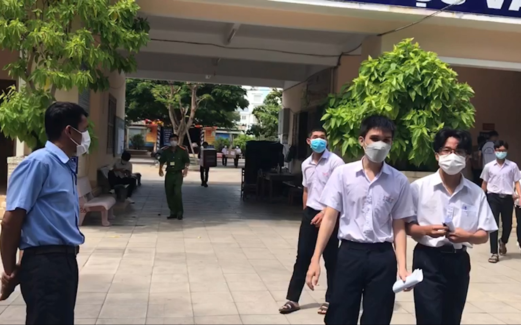 Các sĩ tử Khánh Hòa phấn khởi với môn thi đầu tiên