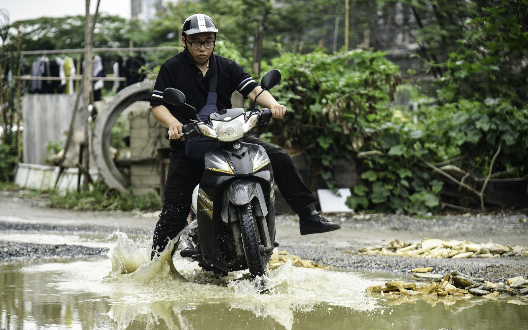 Người dân chật vật di chuyển trên "con đường đau khổ" dài hơn 100 mét ở Hà Nội