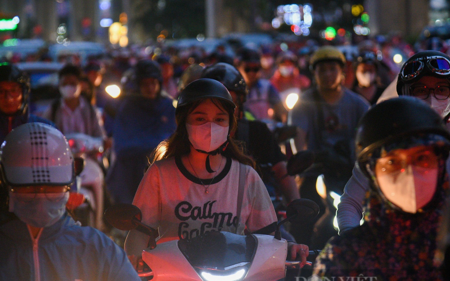 Hà Nội mưa cả ngày, người dân "lê lết" về nhà trong giờ tan tầm