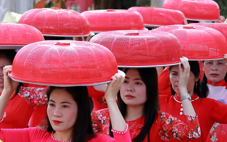 Dòng người mặc áo dài, đầu đội mâm bánh chưng tham gia hội thi tại ngày giỗ vua Mai Hắc Đế