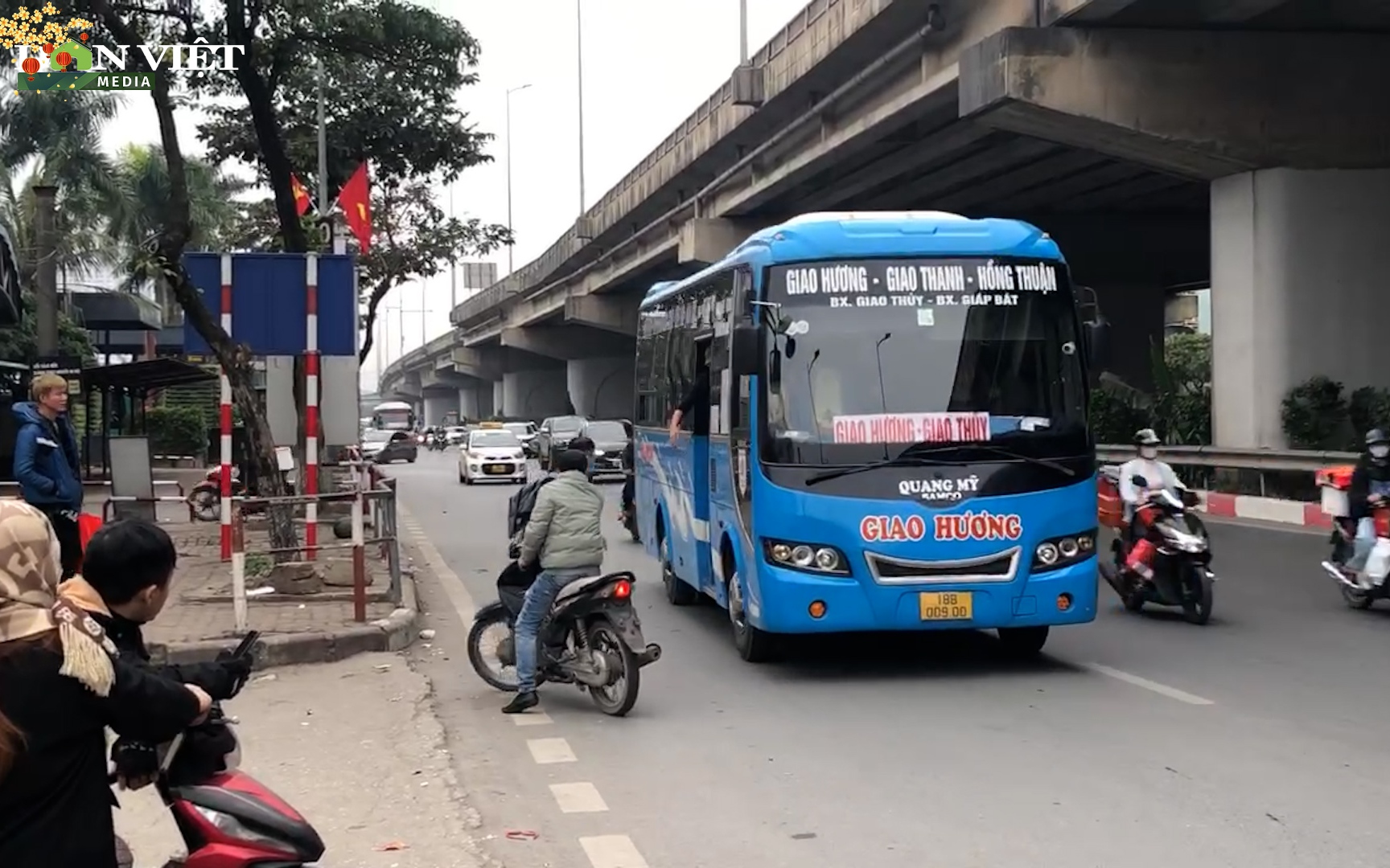 Hàng loạt xe khách bất chấp nguy hiểm, chèo kéo người dân giữa đường