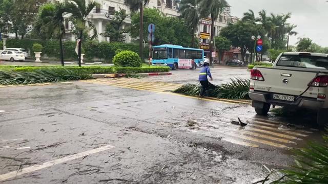 Mặc những gió bão nguy hiểm, nhiều công nhân vệ sinh vẫn cặm cụi với nhiệm vụ bảo vệ môi trường