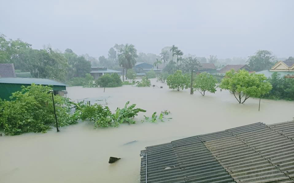 Ảnh, clip: Hà Tĩnh đang ngập sâu thế nào?