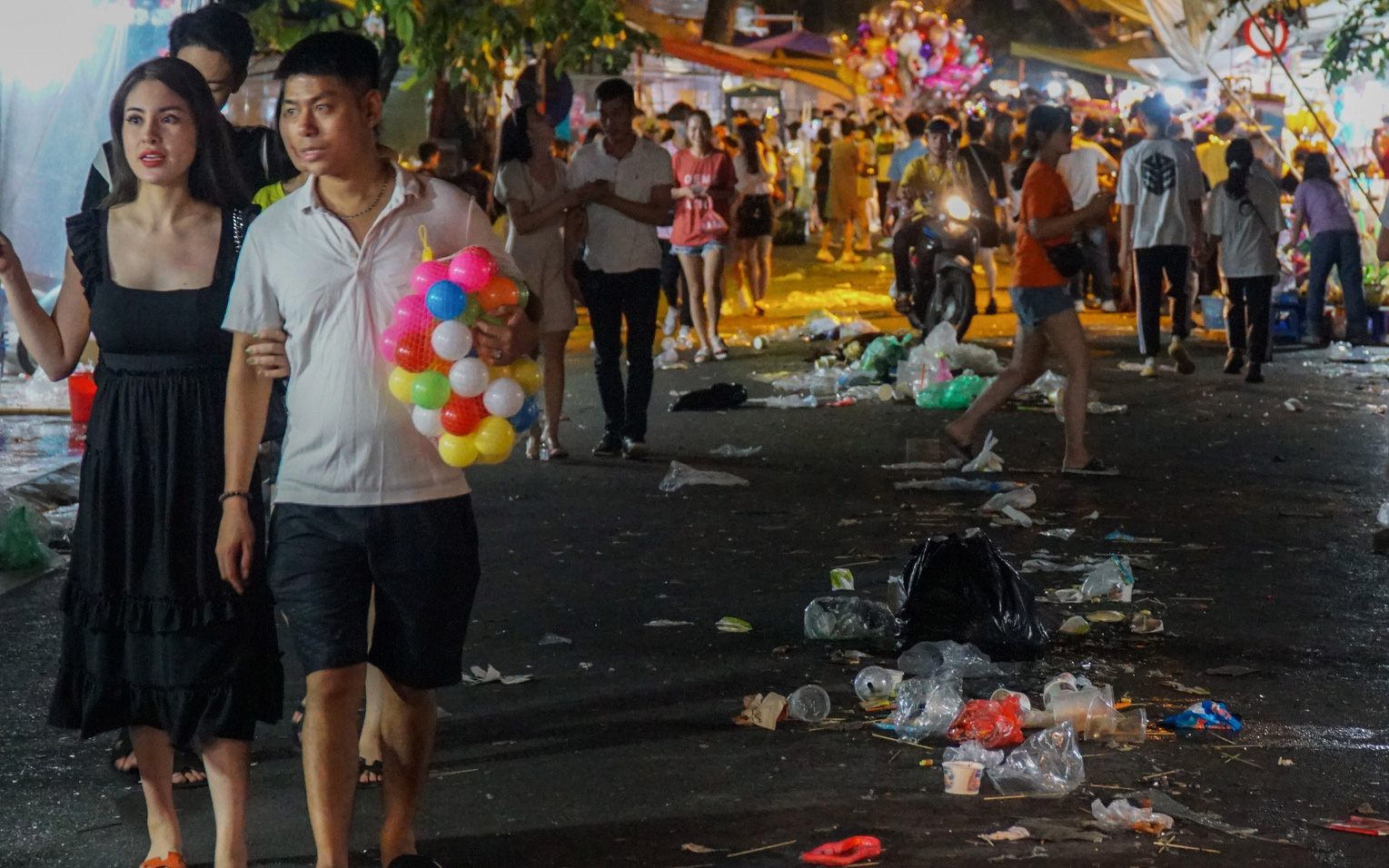 Hàng Mã biến thành "phố rác" sau đêm trung thu