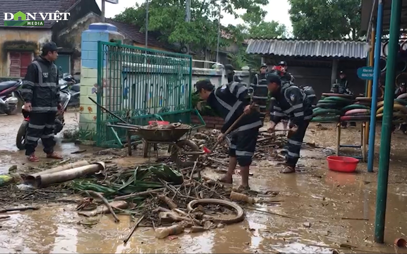 Sau lũ, lực lượng công an Ba Đồn nhanh chóng hỗ trợ người dân dọn dẹp vệ sinh môi trường