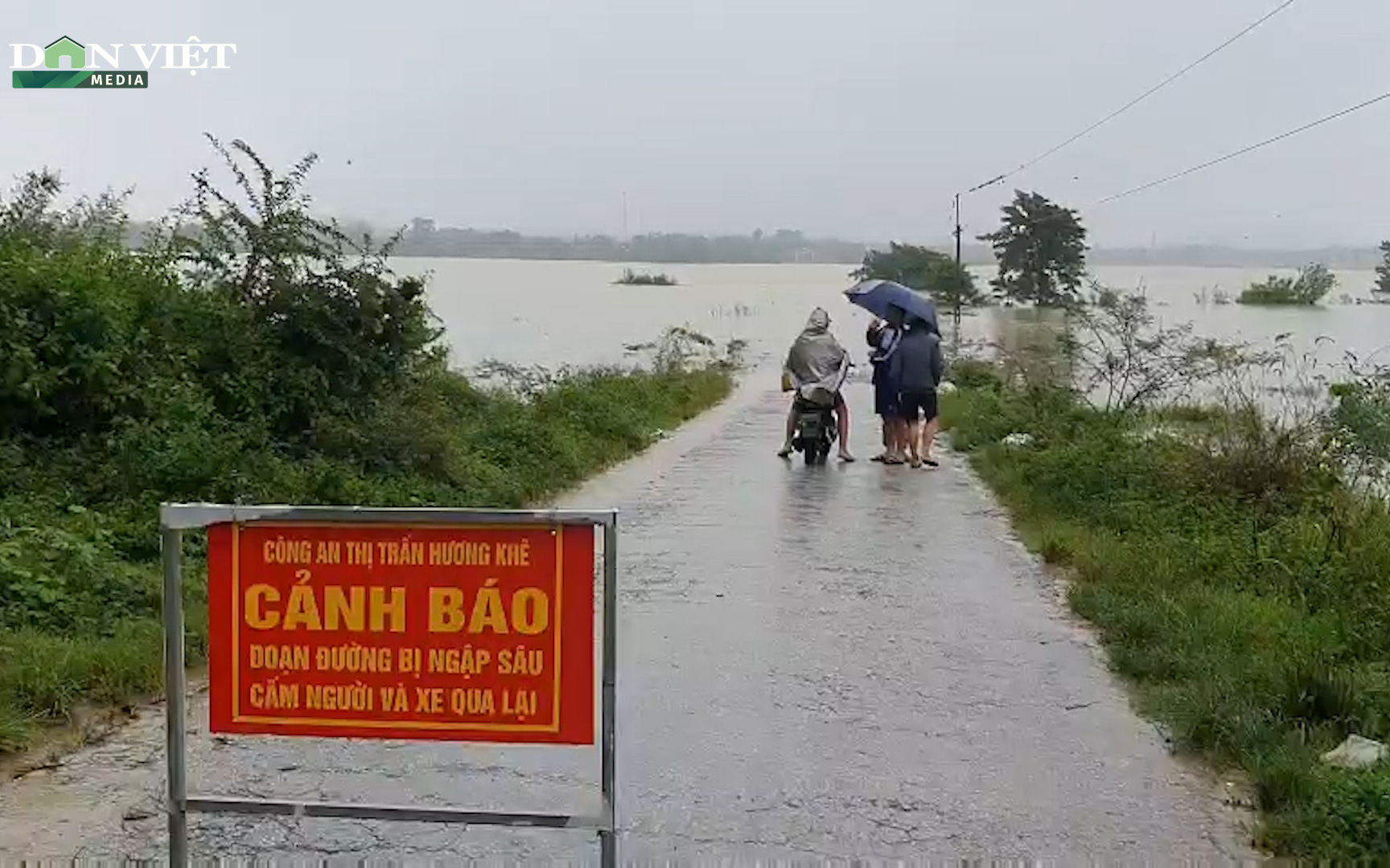 Video: Cầu tràn ở Hà Tĩnh ngập sâu, 14 xã bị cô lập và ngập cục bộ