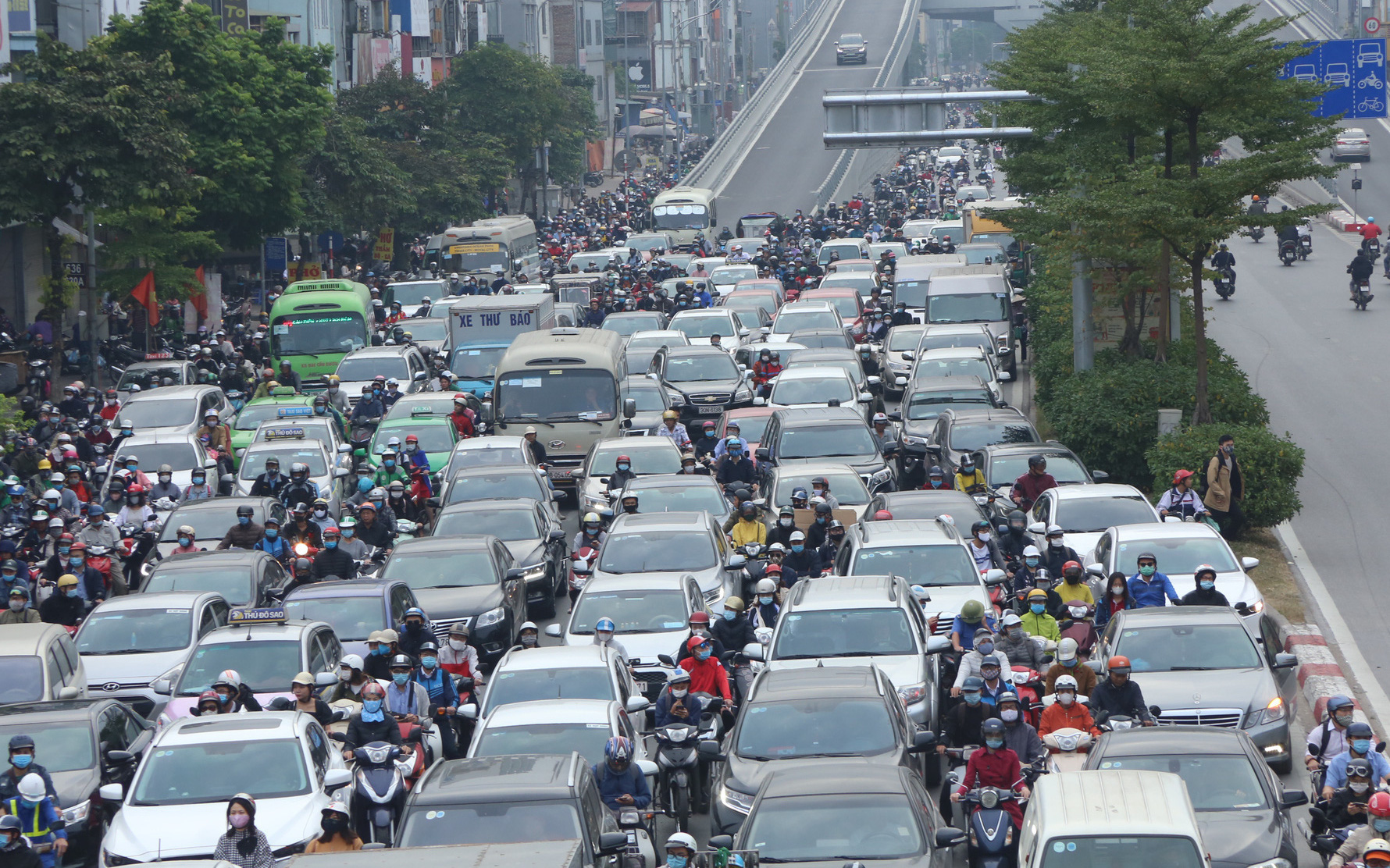 Cảnh tắc đường, dòng người chen chúc sau khi thông xe đường vành đai 2
