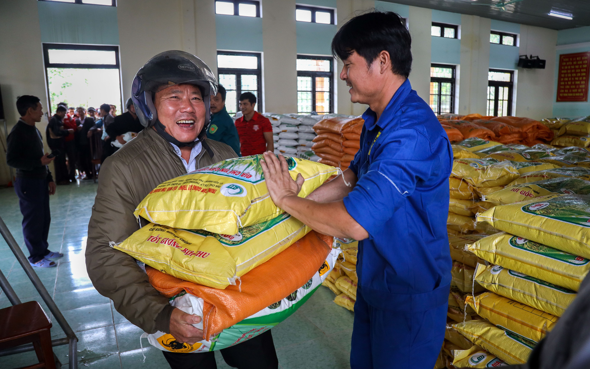 Nông dân rốn lũ Quảng Bình mừng rỡ nhận món quà đặc biệt sau lũ