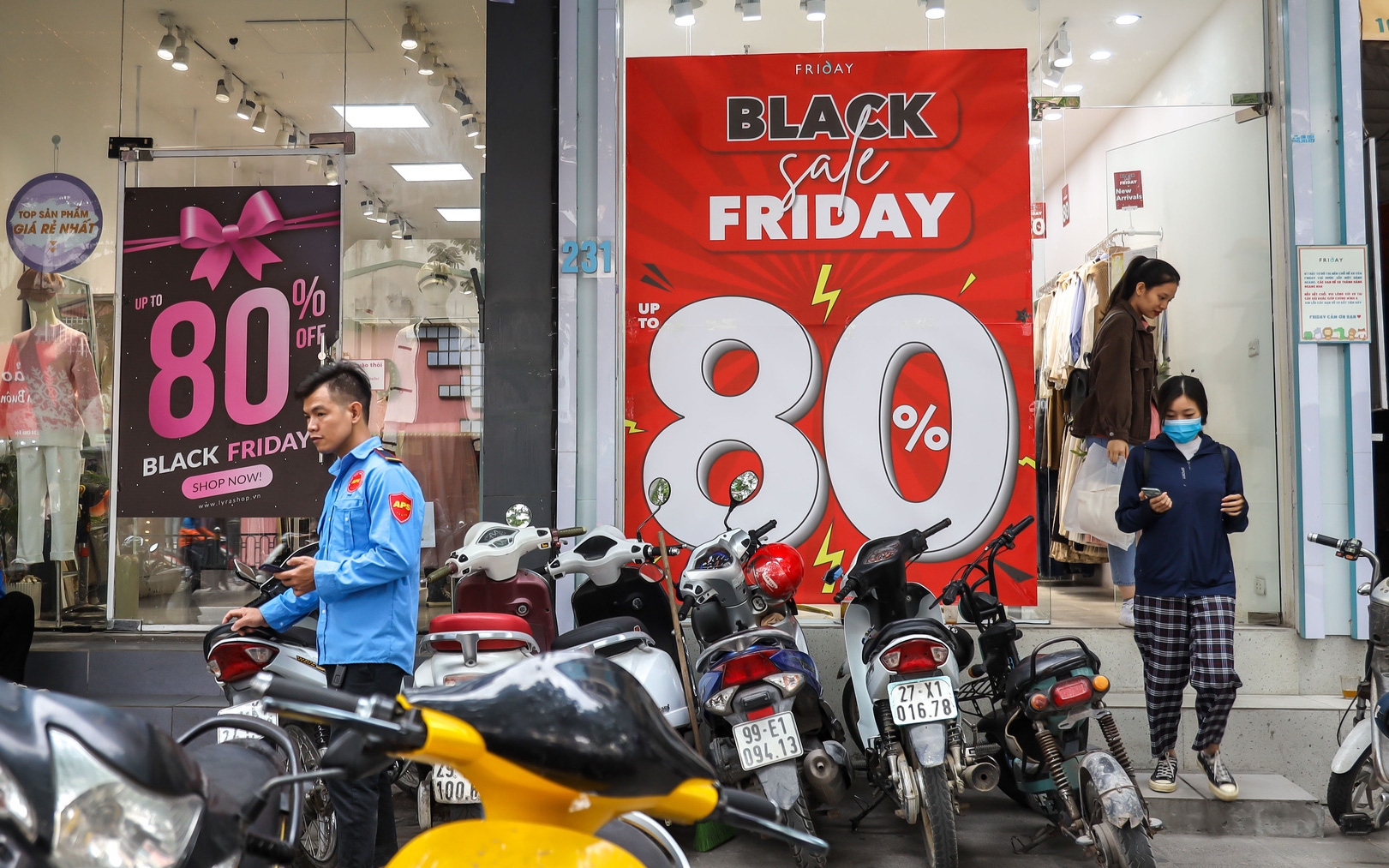 Phố thời trang Hà Nội rợp biển giảm giá 80% dù chưa đến Black Friday