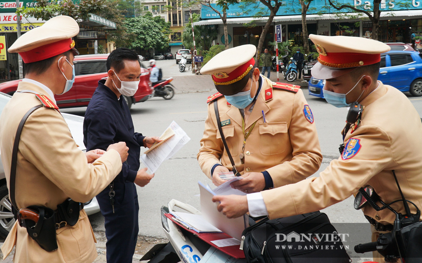 Ngày đầu ra quân, CSGT Hà Nội xử lý hàng loạt ôtô đỗ không đúng nơi quy định