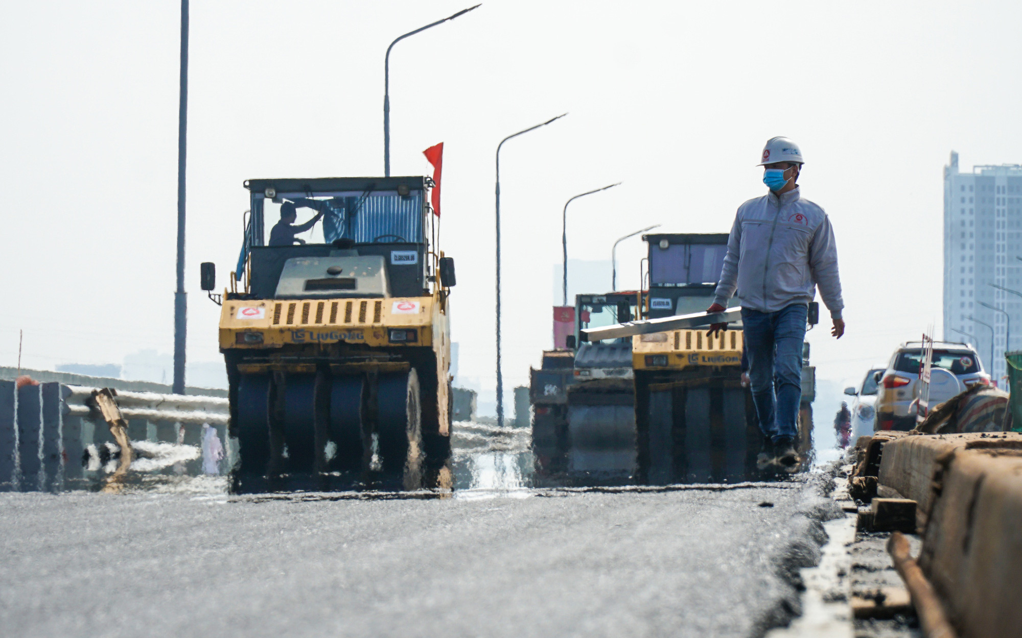 Hối hả trải thảm mặt cầu Thăng Long bằng bê tông nhựa  