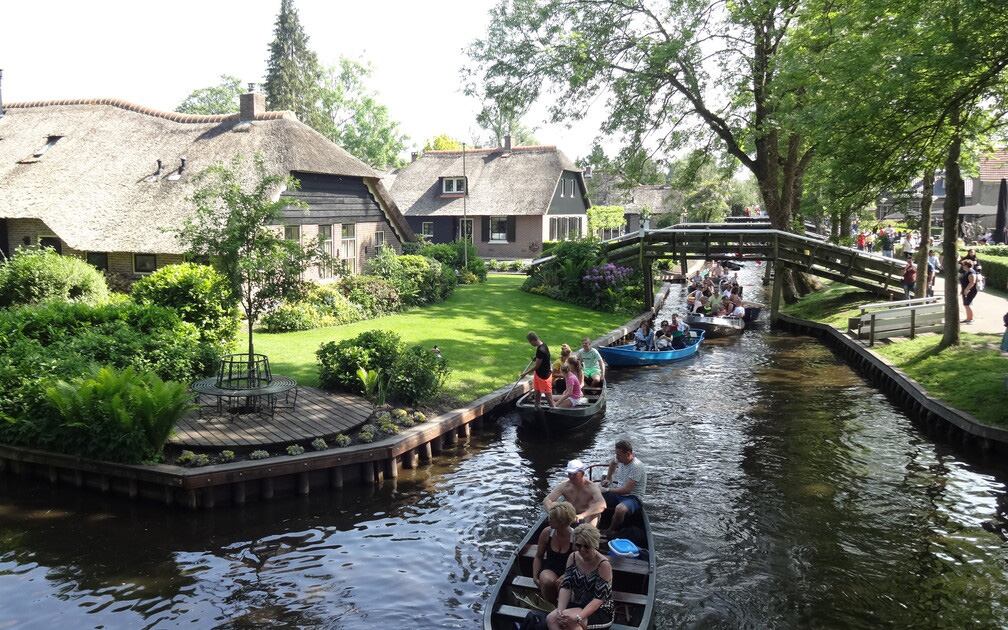 Giethoorn - thị trấn đẹp như cổ tích và có phương tiện giao thông duy nhất là thuyền