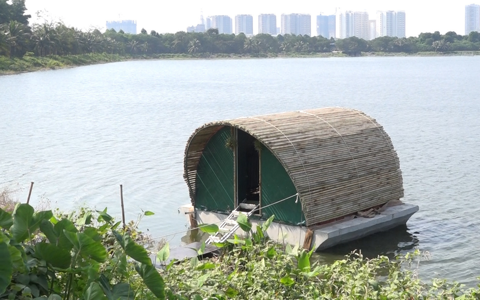 Video: Nhà chống lũ thiết kế giống tàu sân bay chi phí chỉ 25 triệu tặng đồng bào miền Trung