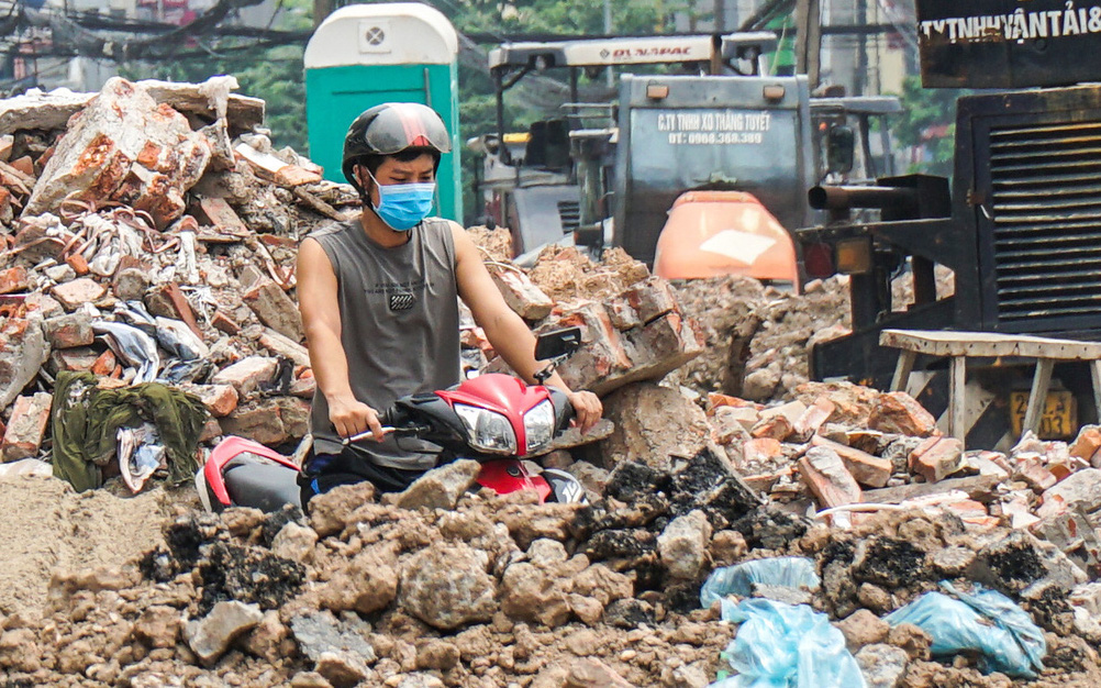 Rác thải ngập ngụa, bủa vây một phần công trình xây dựng tuyến đường hơn 9.000 tỷ đồng