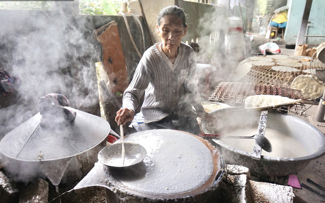 Bánh tráng Túy Loan hoạt động hết công suất dịp Tết vẫn cháy hàng