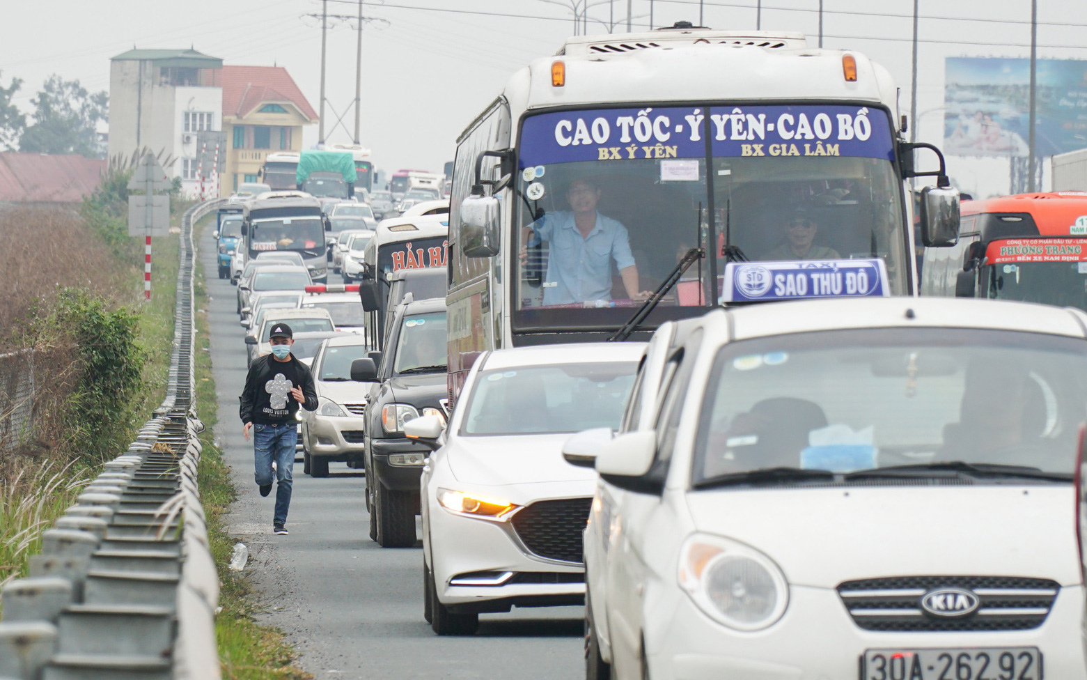 Người dân ùn ùn trở lại Thủ đô sau Tết Dương lịch, cửa ngõ ùn tắc gần 10 km