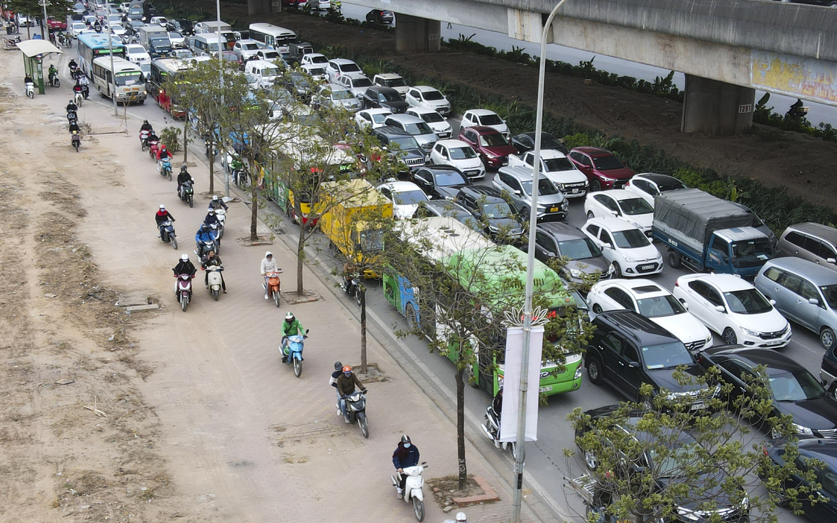 Người Hà Nội chôn chân dưới giá lạnh 10 độ C vì tắc đường