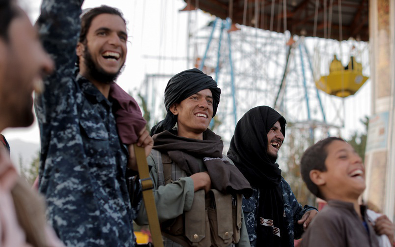 Hình ảnh các tay súng Taliban tới công viên chơi đu quay siêu tốc, tàu cướp biển