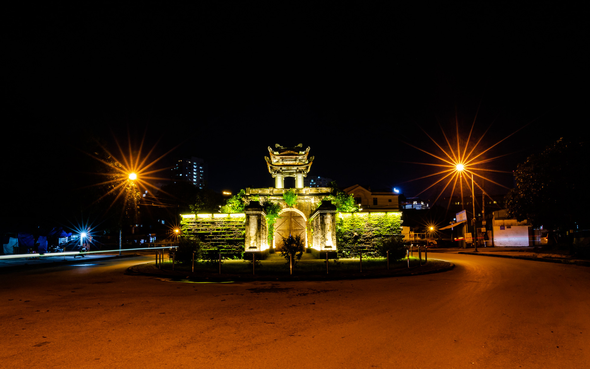 Lung linh đêm thành cổ Vinh