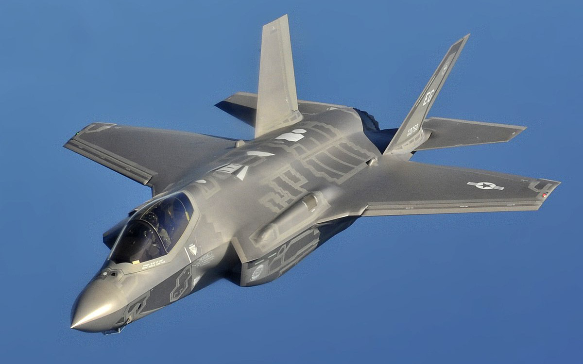 Có gì bên trong buồng lái tiêm kích F-35 khi bay?