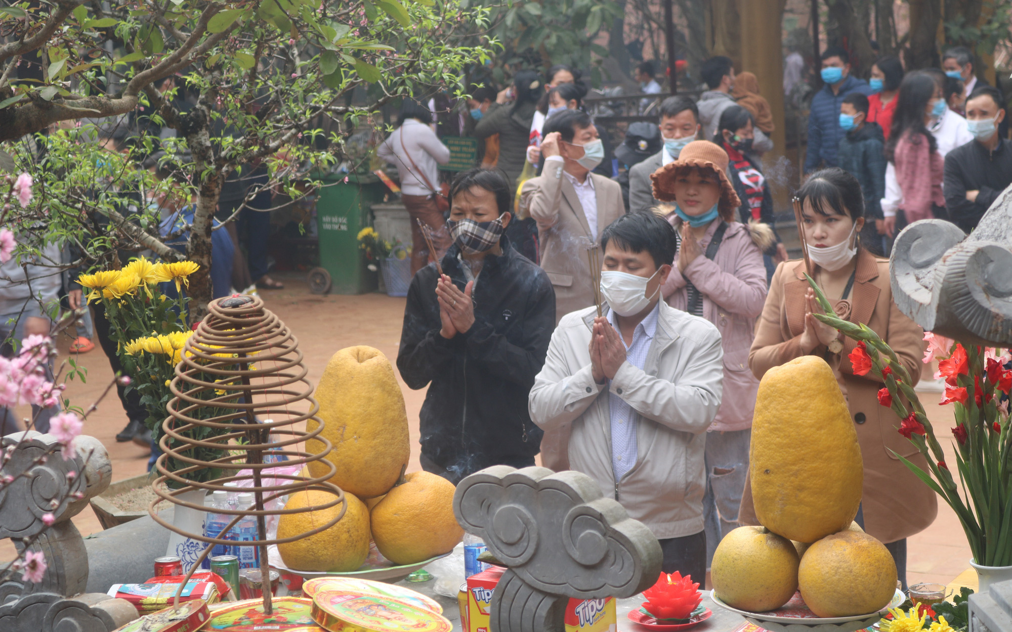 Thanh Hóa: Đoàn người "rồng rắn" lên đỉnh ngàn Nưa cầu may đầu năm