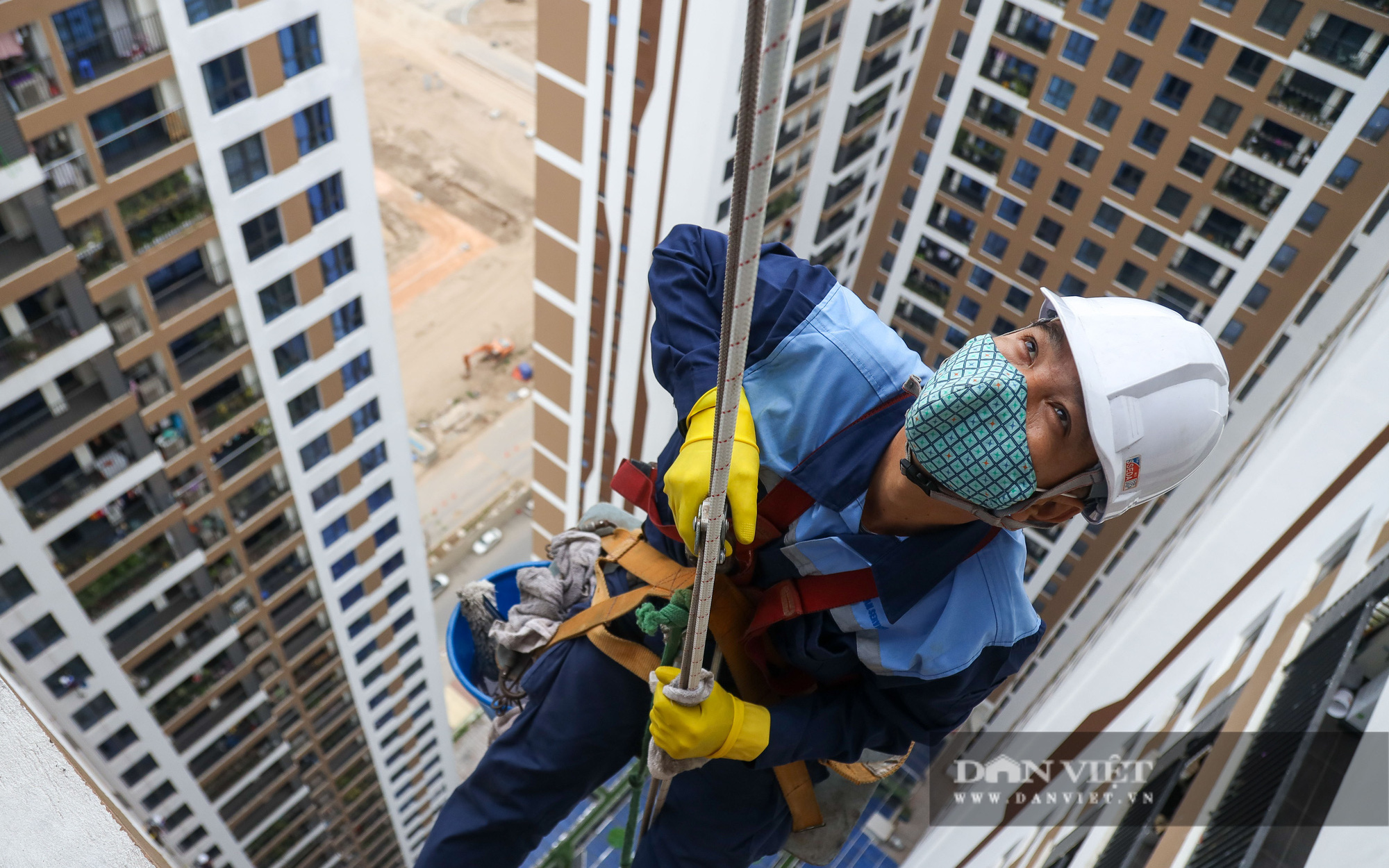 Ngắm “người nhện” treo mình lơ lửng trên những tòa nhà cao chót vót