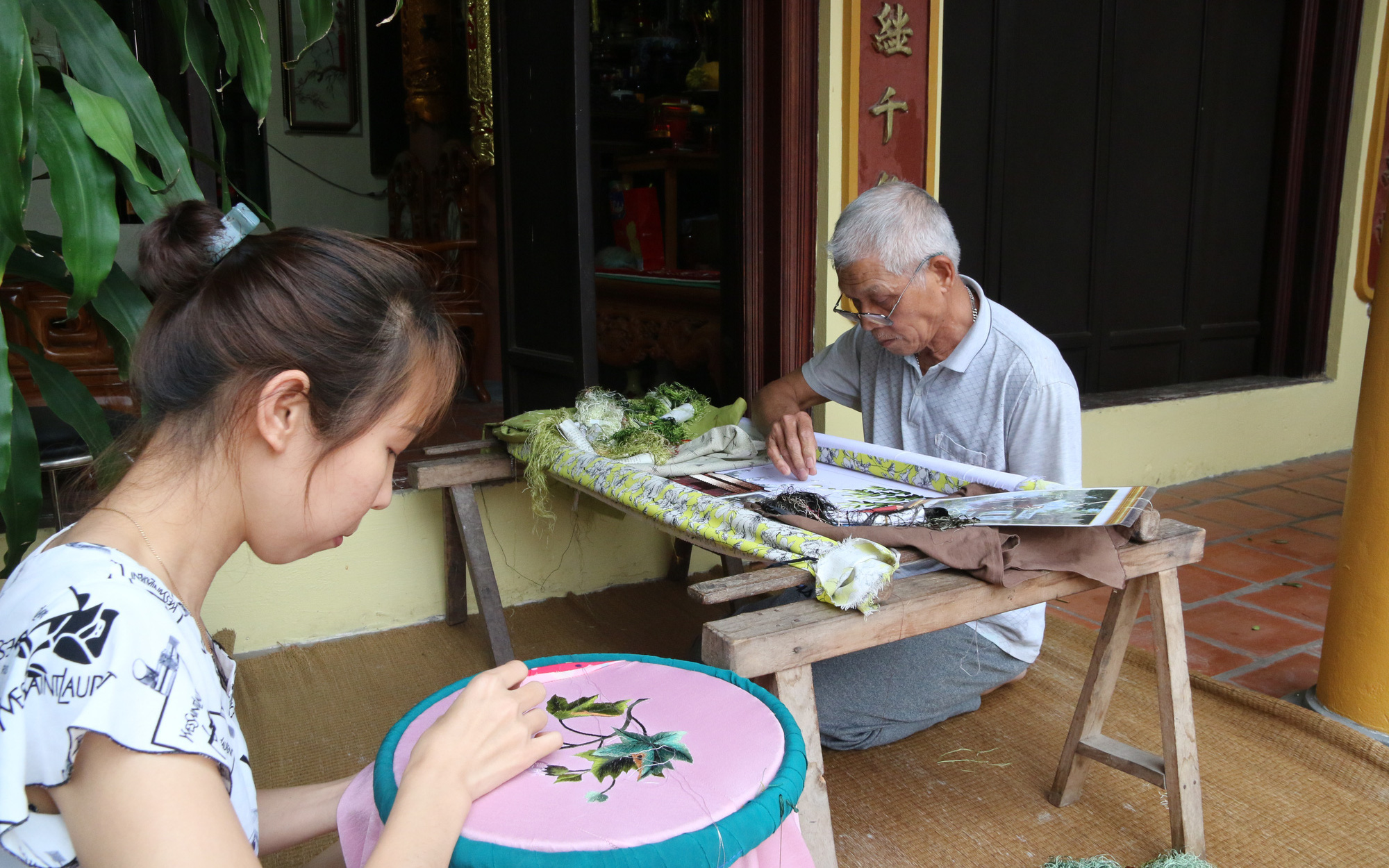 Gặp cao nhân cuối cùng lưu giữ tinh hoa của làng nghề "se chỉ luồn kim"