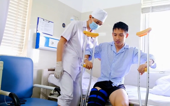 Clip: Những bước đi đầu tiên của Hùng Dũng sau ca phẫu thuật