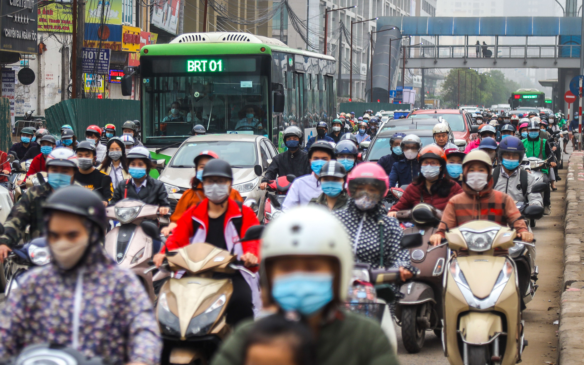 Xe buýt nhanh BRT "nhảy" sang làn xe thường, bỏ đường ưu tiên