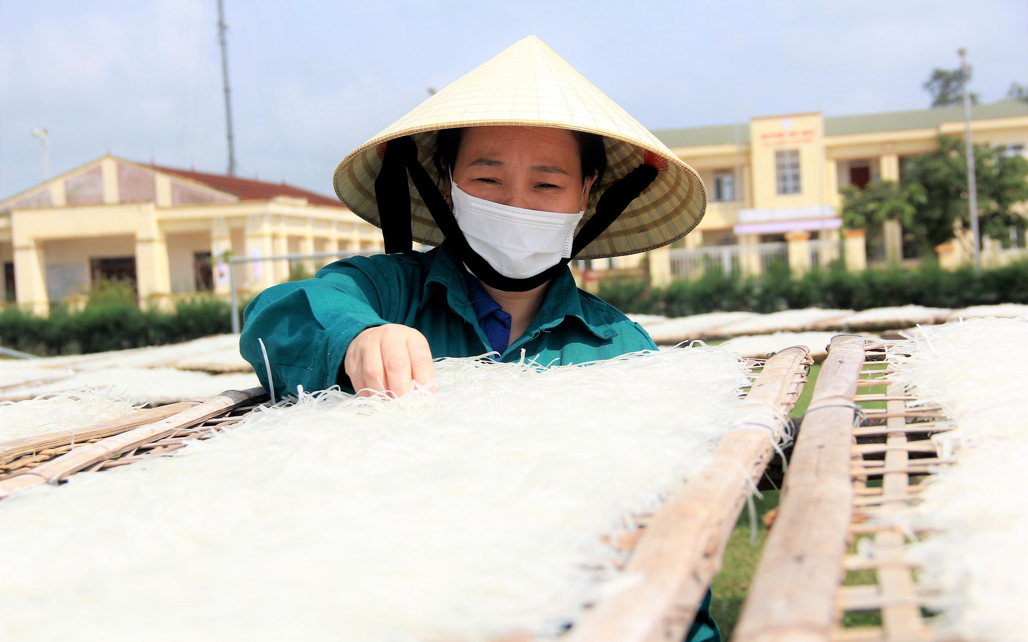 Nông dân Hà Tĩnh làm giàu từ thứ càng phơi nắng càng dai ngon