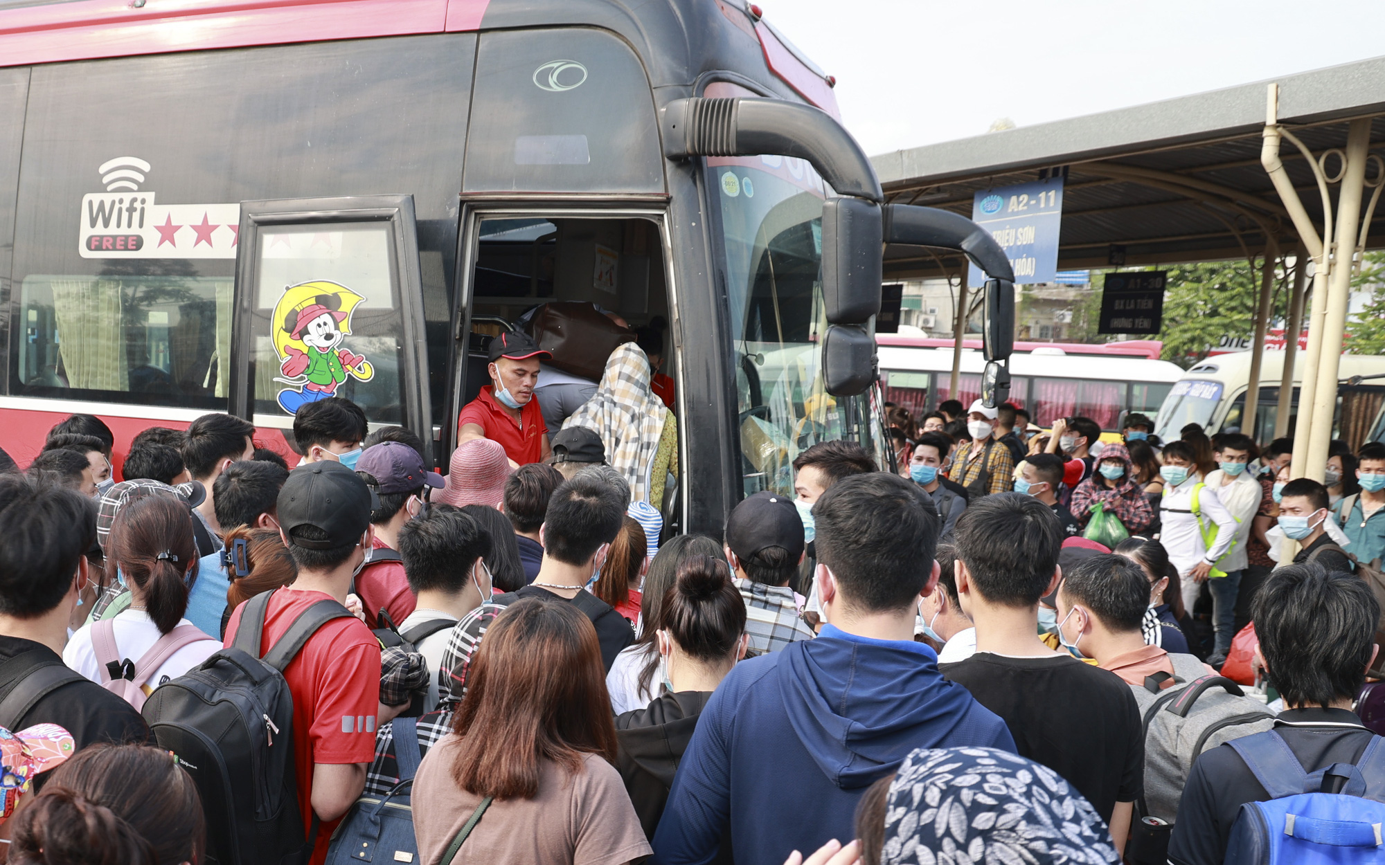 Bến xe đông nghịt, hàng nghìn người chen lấn, xô đẩy nhau ùn ùn về quê dịp lễ 30/4