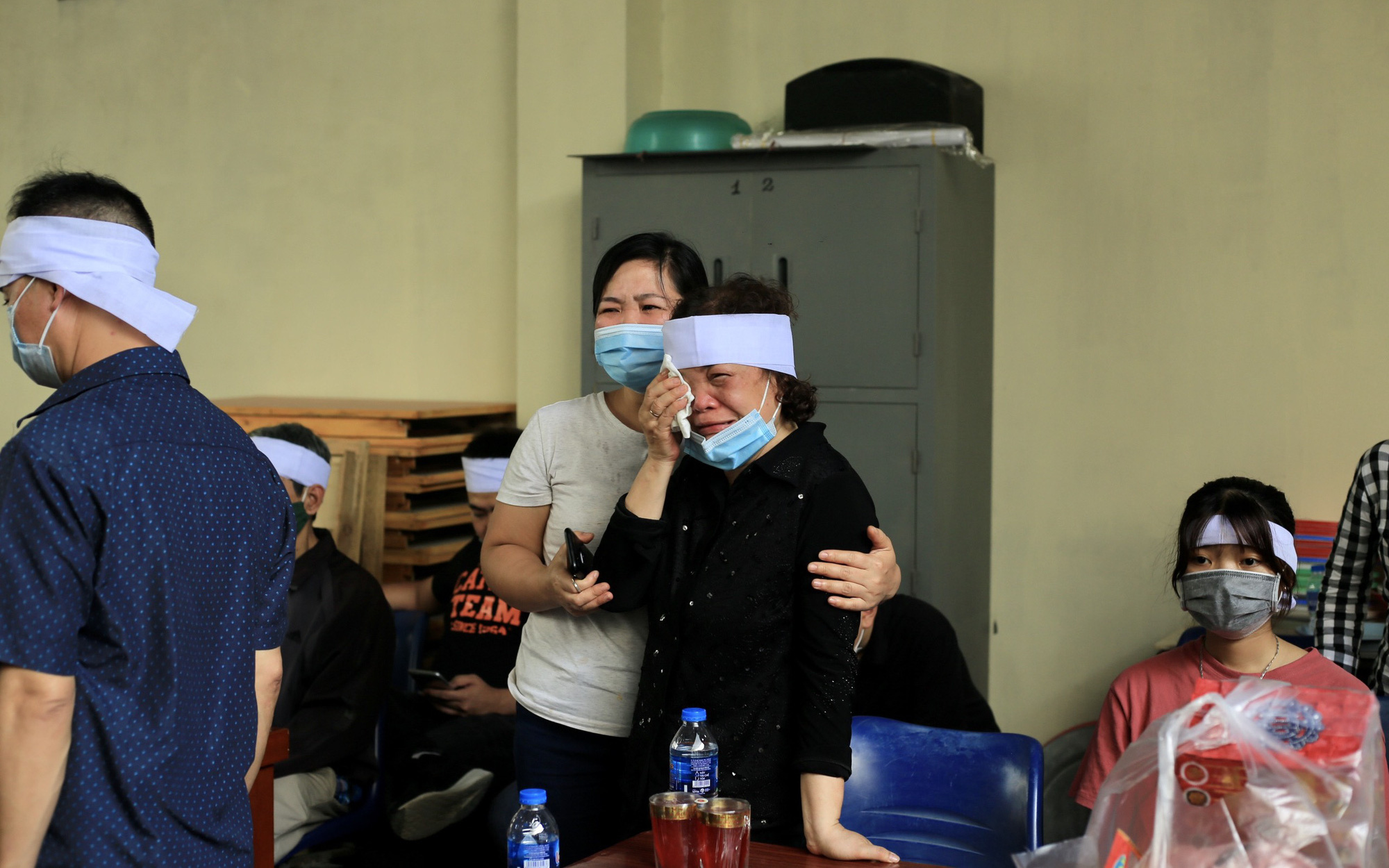 Vụ cháy 4 người tử vong vì hỏa hoạn ở Hà Nội: Người thân khóc nấc, cô giáo lặng tiễn học sinh
