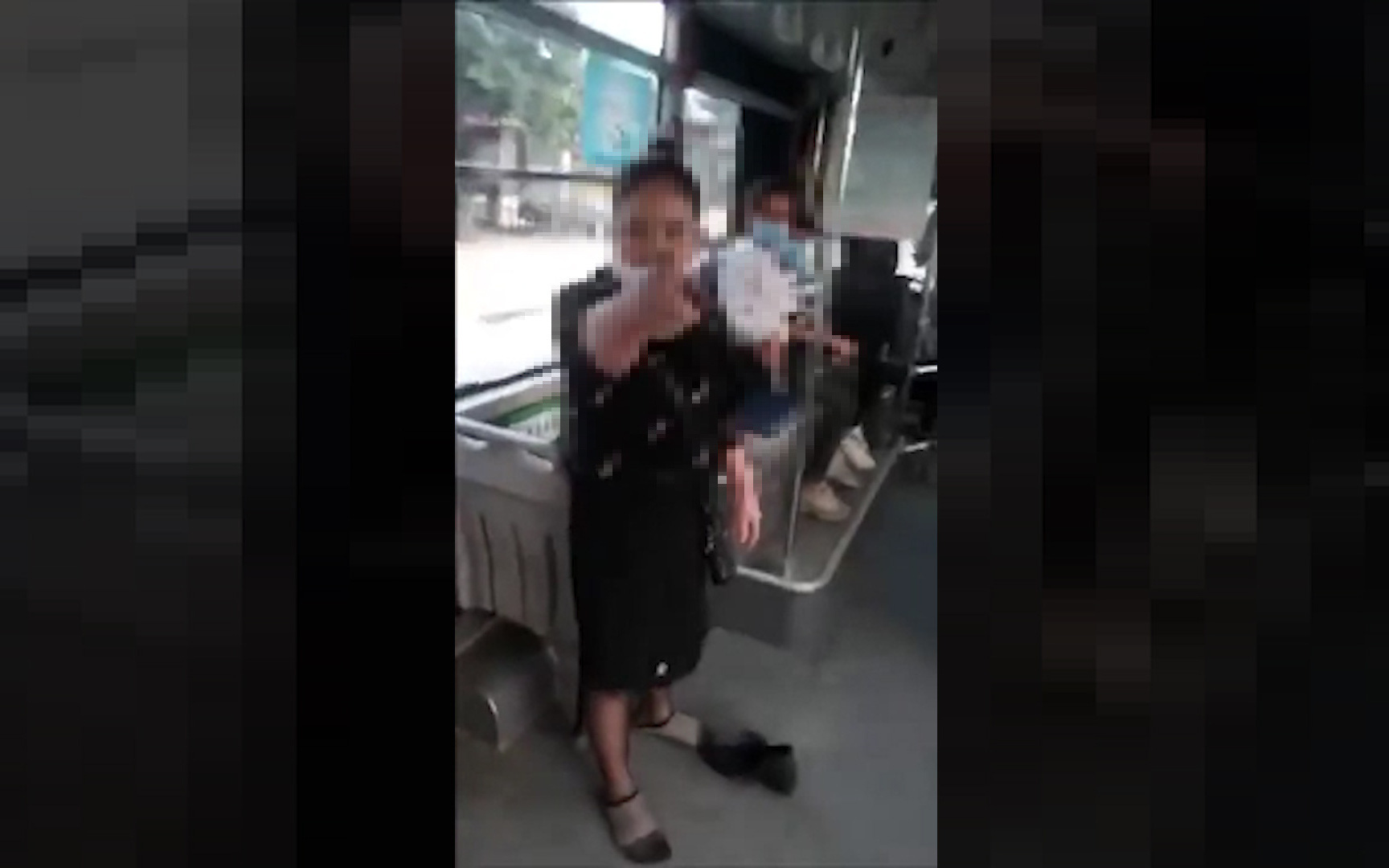 Clip: Bị mời xuống xe bus vì đeo khẩu trang không đúng quy định, người phụ nữ lớn tiếng thách thức