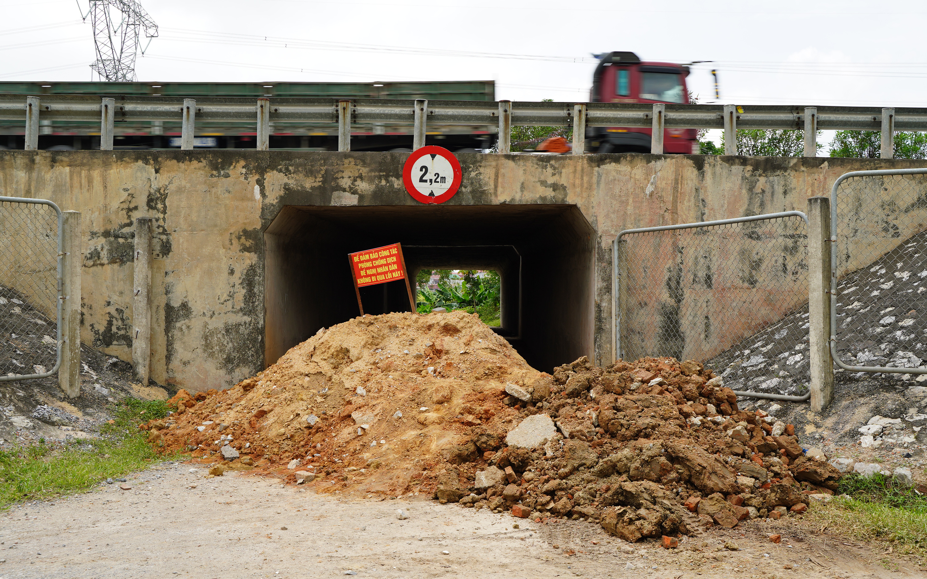 Hà Nội đổ đất, dựng rào phòng dịch tại các nơi tiếp giáp Bắc Giang, Bắc Ninh