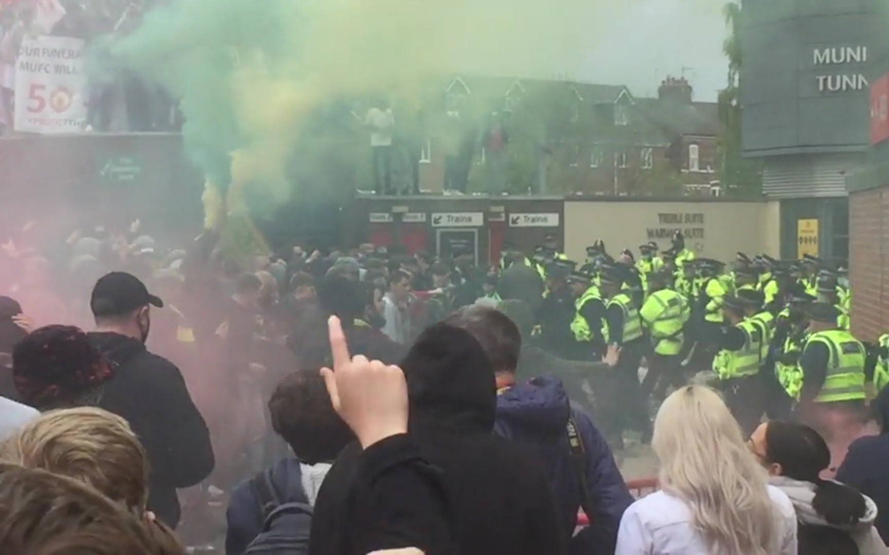 Clip: Cổ động viên Man Utd ẩu đả với cảnh sát bên ngoài SVĐ Old Trafford