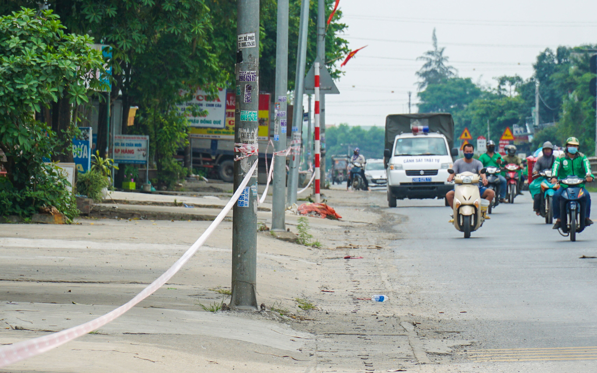 Căng dây phong toả hàng trăm hộ dân dọc quốc lộ 1A vì phát hiện nhiều ca dương tính với Covid-19