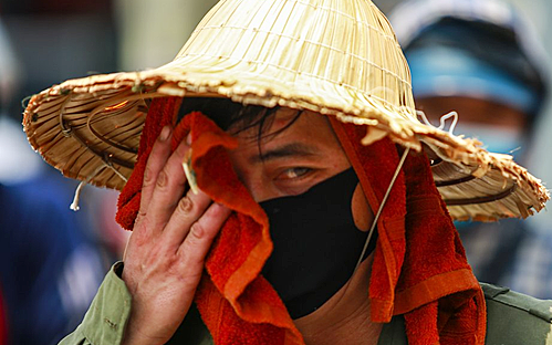 Hà Nội: Người lao động vật lộn mưu sinh dưới cái nắng "cháy da, cháy thịt"