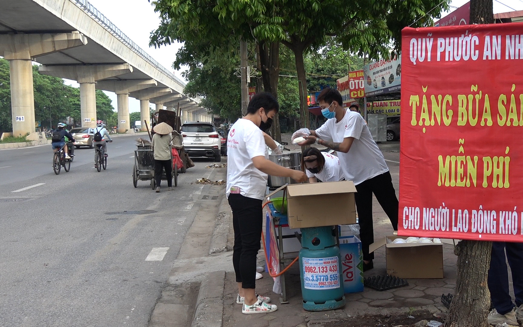 Video: 600 suất ăn sáng miễn phí gửi tặng lao động nghèo mùa Covid-19