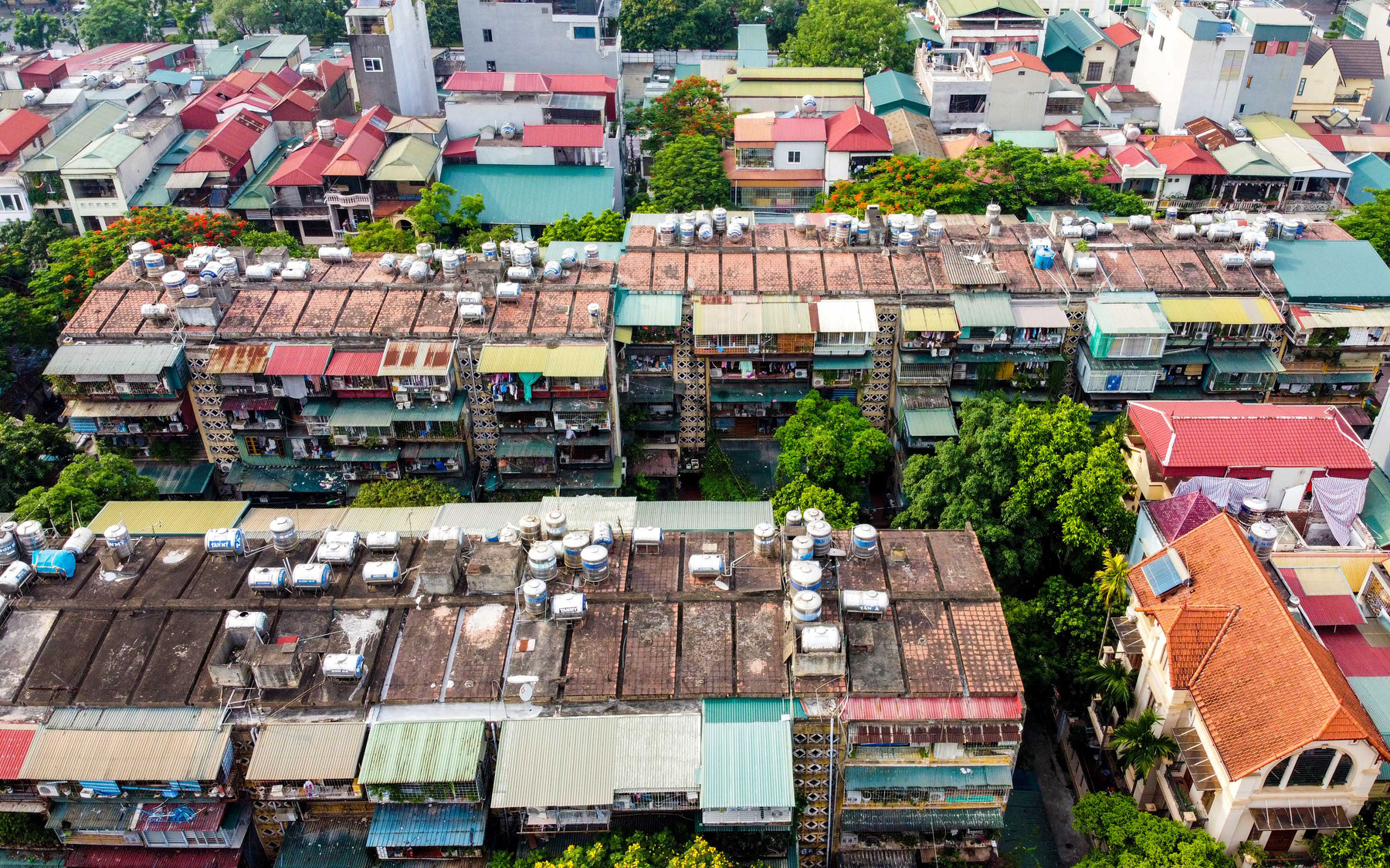 Ẩn họa từ loạt "bom nước" trên nóc các khu tập thể cũ ở Hà Nội