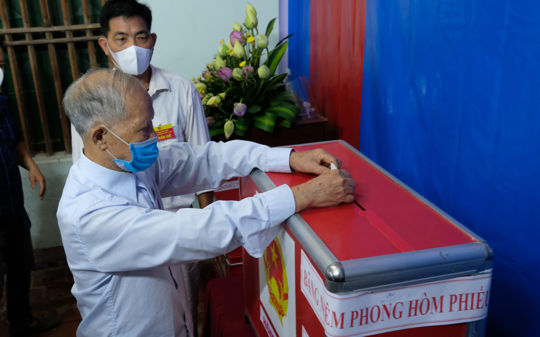 Ảnh: Cử tri Mê Linh bầu cử lại sau sự việc hy hữu Chủ tịch HĐND xã mang 75 phiếu về nhà tự gạch