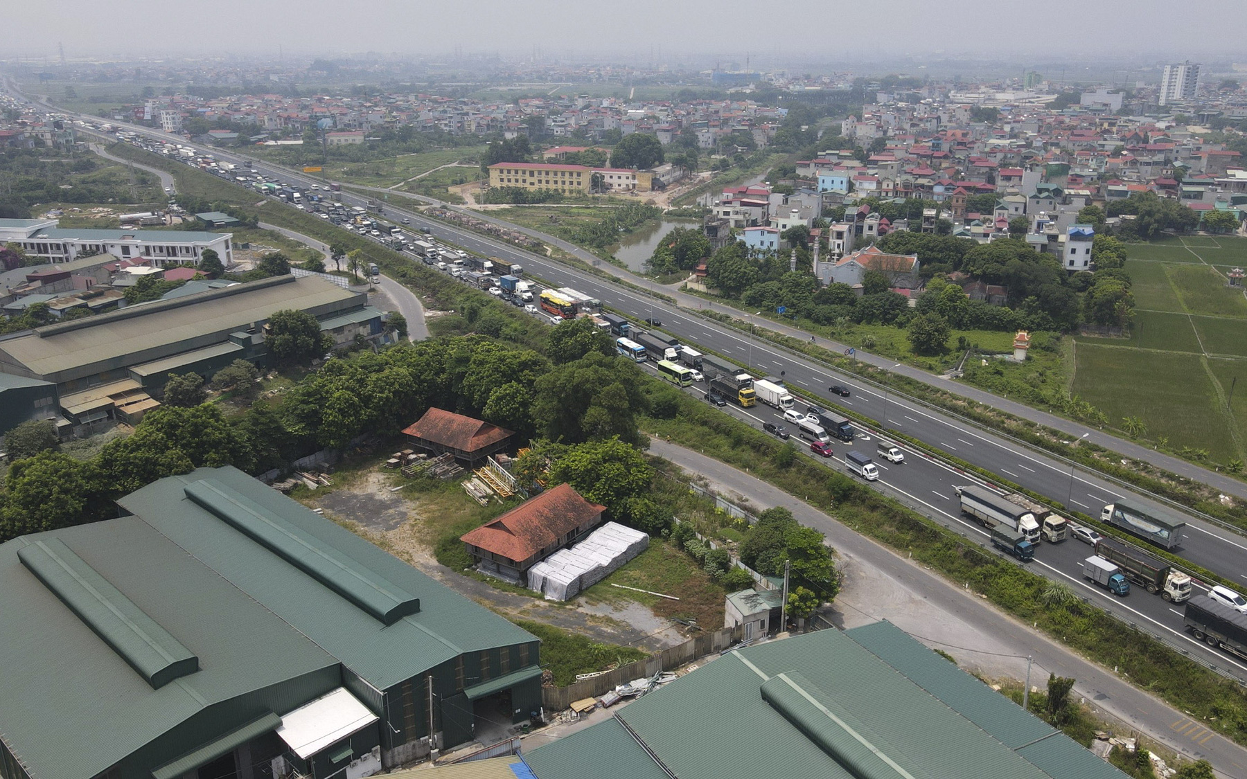 Ùn xe hàng km ở chốt Pháp Vân - Cầu Giẽ: Nhiều tài xế thiếu giấy xét nghiệm Covid-19